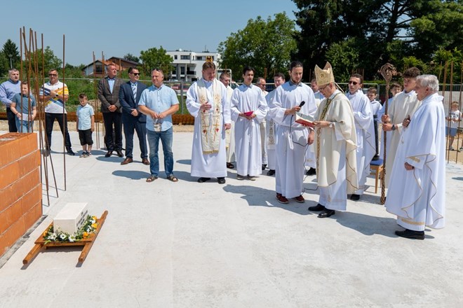 Blagoslov kamena temeljca i gradilišta Pastoralnog centra Župe sv. Fabijana i Sebastijana
